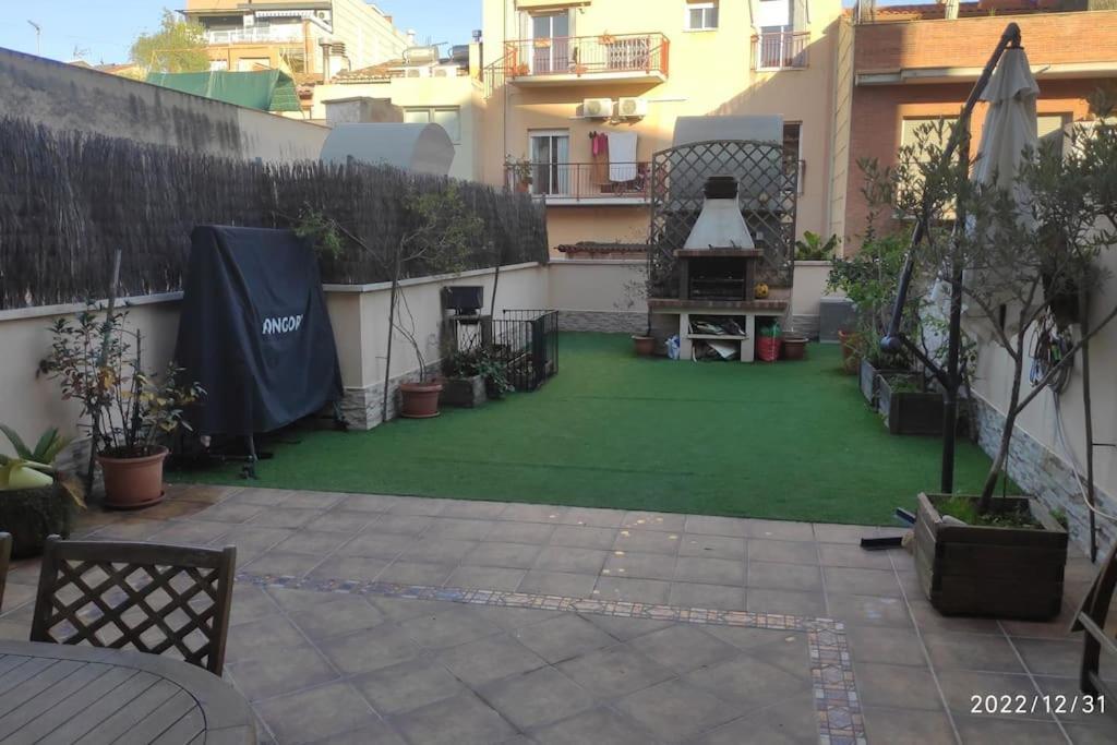 Precioso Apartamento Con Magnifico Patio. Sant Feliu de Llobregat Exteriör bild